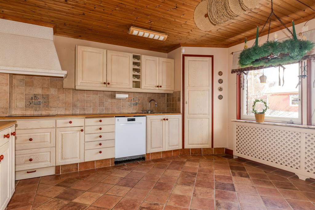 Kök med skafferi och gott om arbetsyta samt plats för matgrupp.