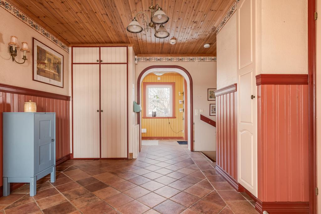 Rymlig och ljus hall med förvaring!