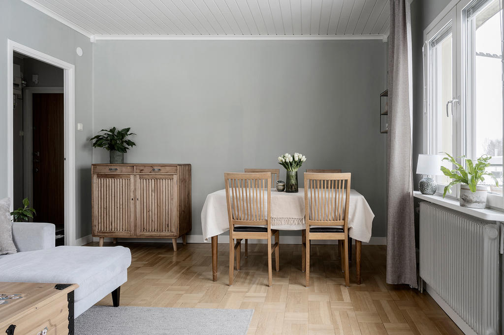 Matplats i vardagsrummet.
