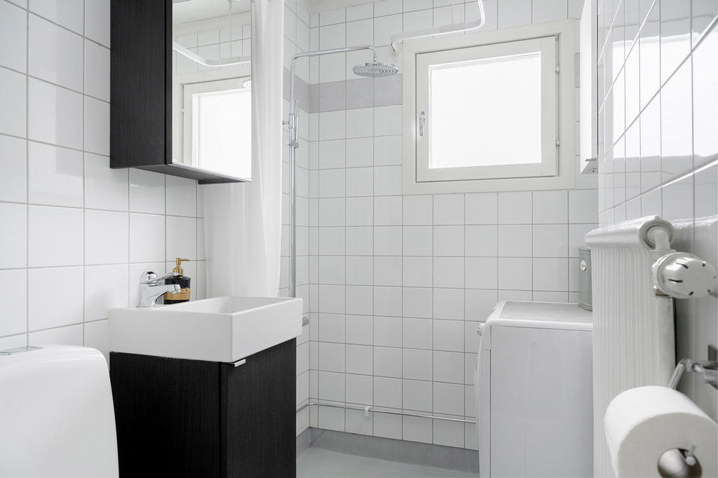 Badrum med tvättmaskin.