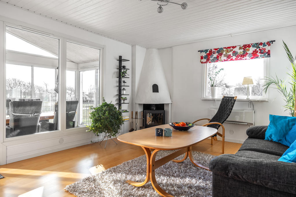 Vardagsrum med en värmande kamin