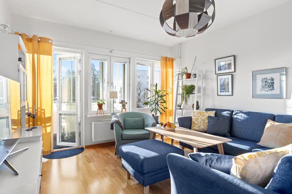 Vardagsrum med utgång till balkong