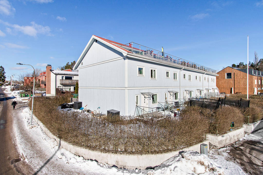 Höjdskillnad mot gatan ger mer privat läge