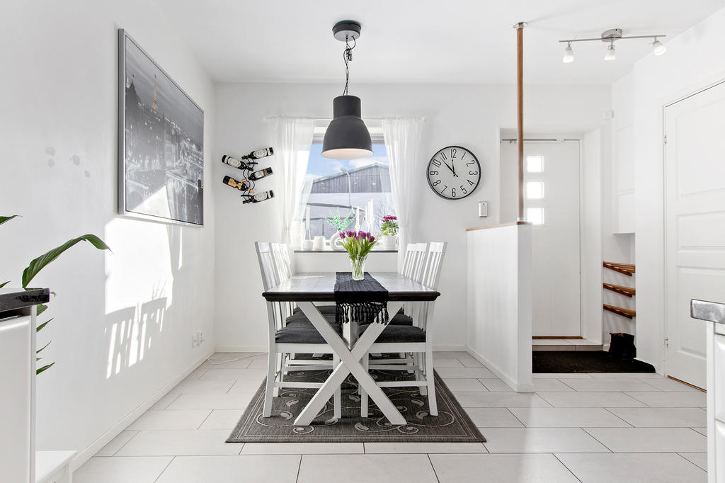 Ljus matplats med plats för ca 10 personer