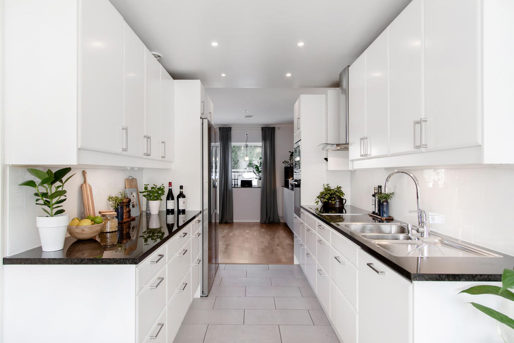 Klassiskt vitt kök från Ballingslöv  ned fina granit bänkskivor