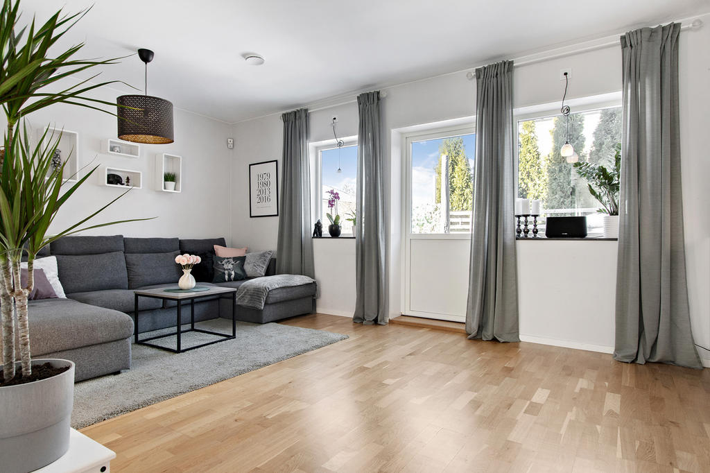 Vardagsrum med plats för rejäl soffa och tv hörna, utgång till uteplats