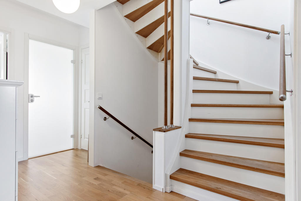 Trappa med fina ledstänger och detaljer