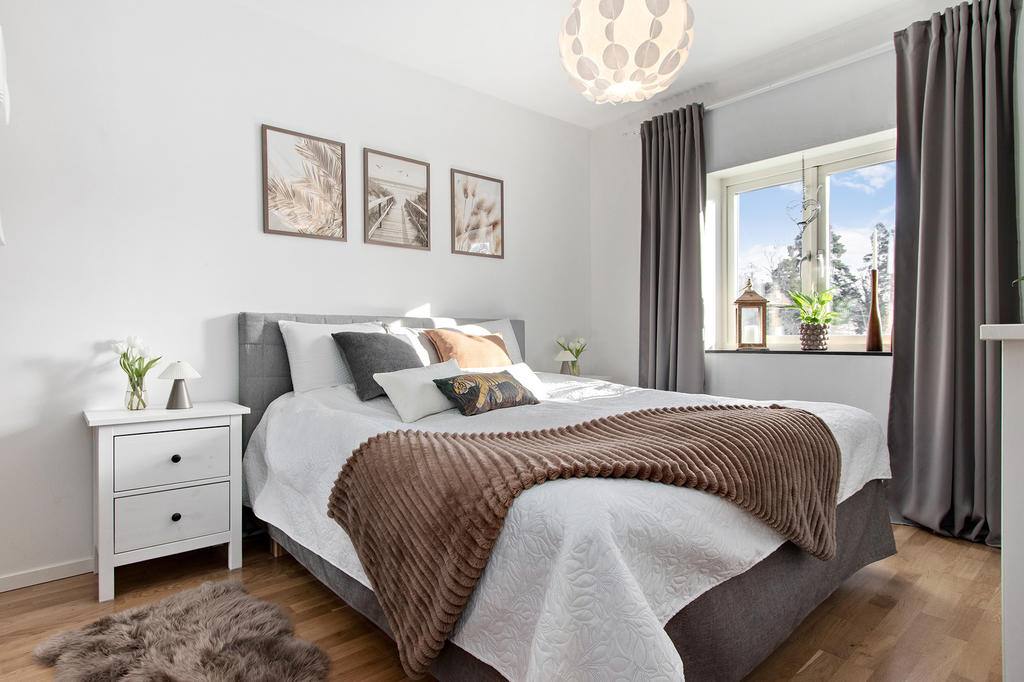 Sovrum 1 rymmer enkelt en bra dubbelsäng