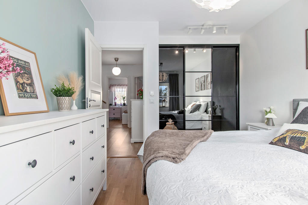 Djup klädkammare som delas med rummet bredvid från varsitt håll