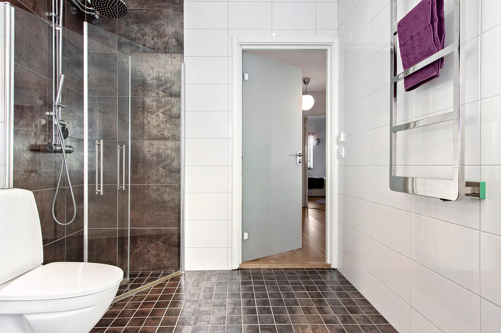 Takdusch och handukstork i modern stil