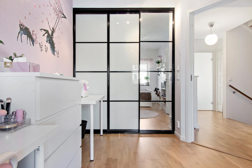 Vid sovrum 3 har man den gemensamma klädkammaren