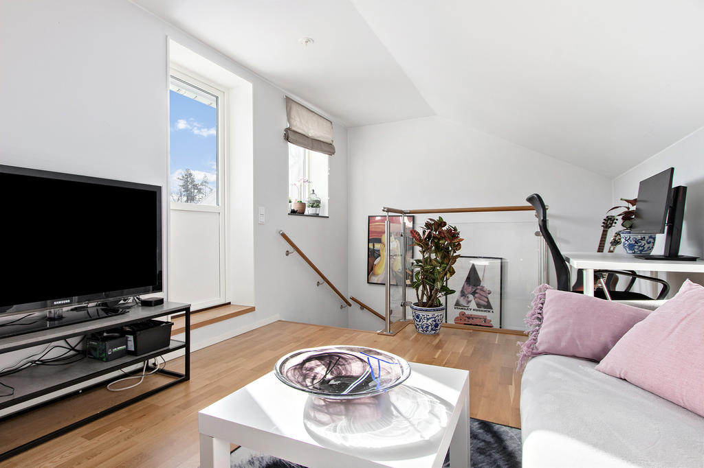 Det härliga allrummet på  övre plan, fint glasparti mot trappan