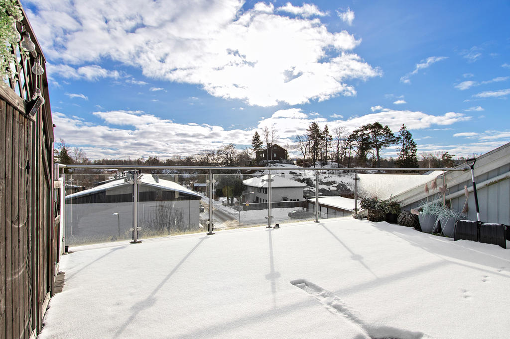Takterrassen med vid vy i söderläge! Här ryms flera möblemang