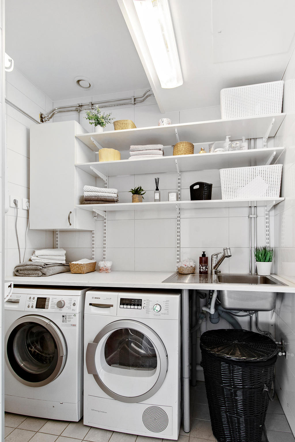 Separat klädvård på entréplan, praktiskt med hyllor och arbetsbänk