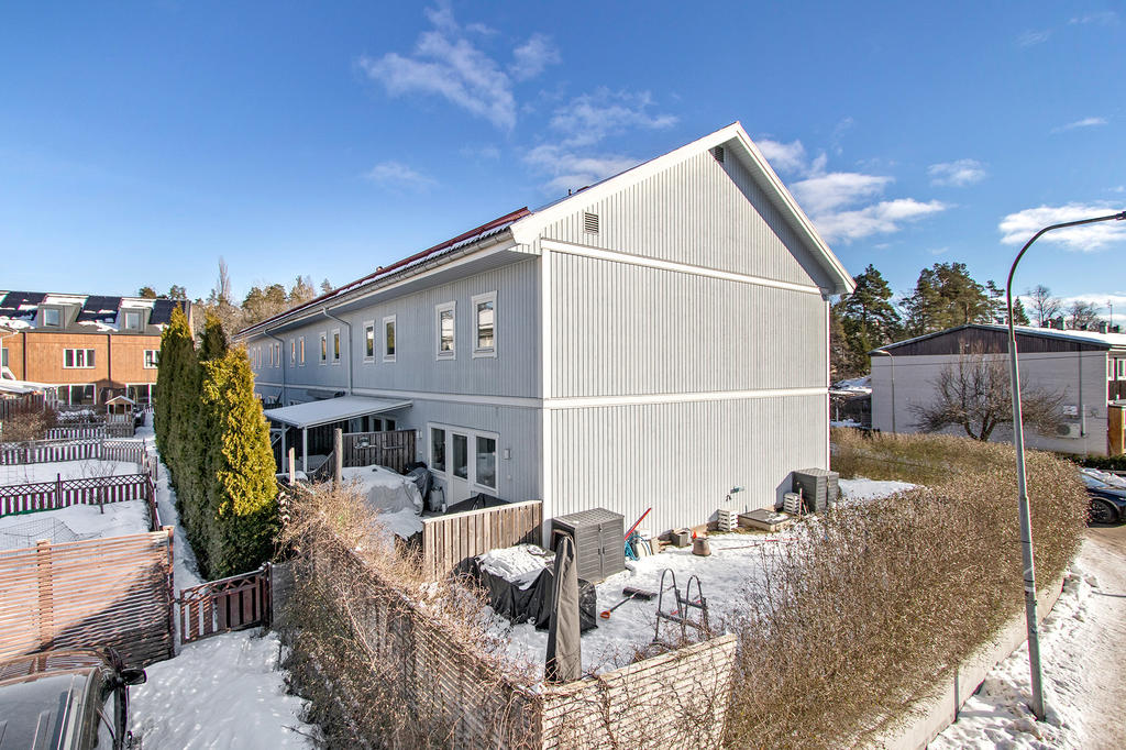 Här gömmer sig både gräsmatta och terrass 