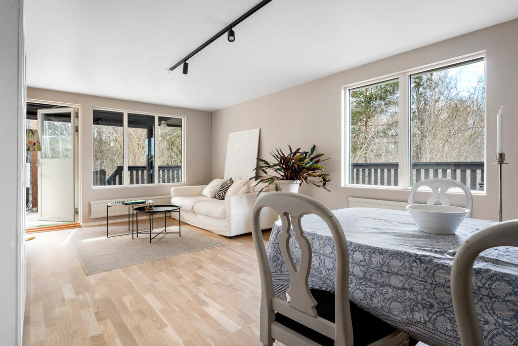 Vardagsrum med plats för matsalsmöbel och soffgrupp