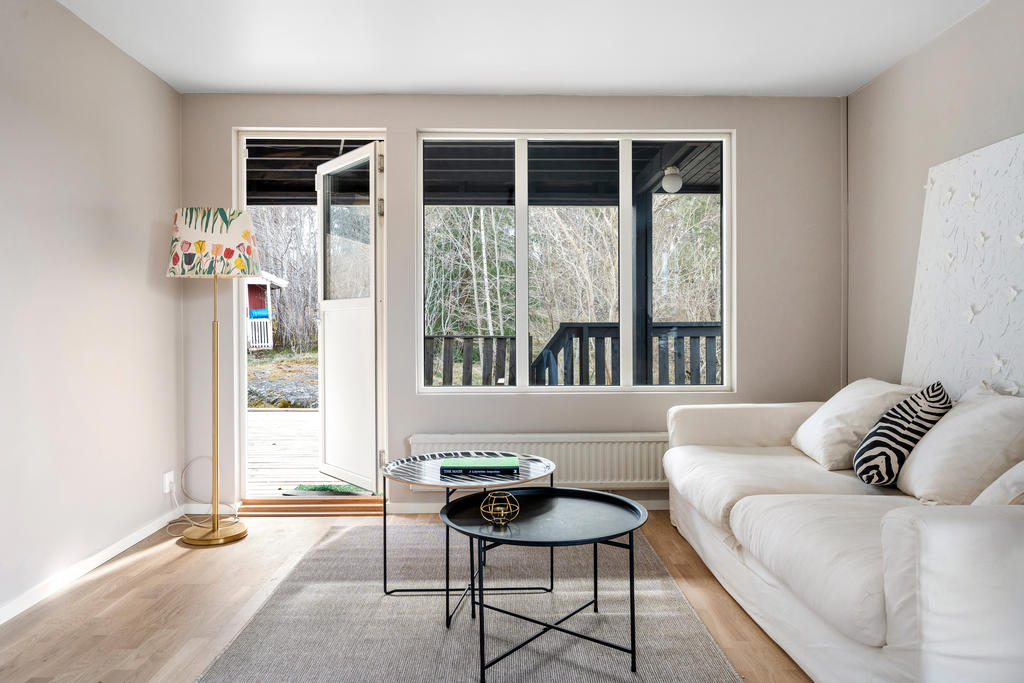 Utgång till mysig altan på baksidan, altanen sträcker sig runt huset med magisk utsikt mot golfbanan