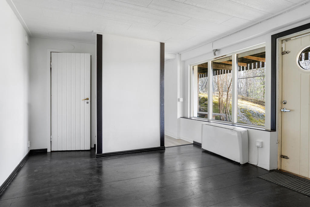 Souterrängplanet erbjuder en lägenhet, perfekt för generationsboende