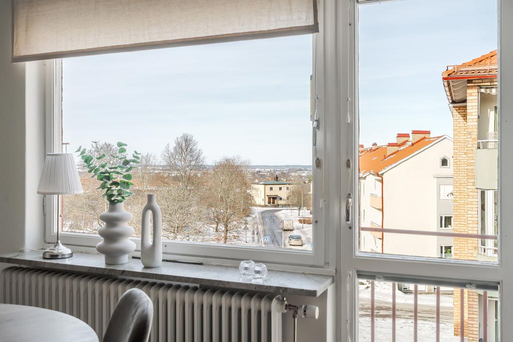 Stort fönster och fransk balkong