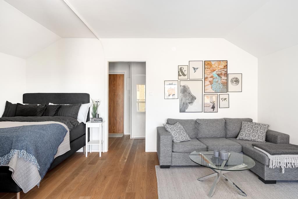 Stort rum med genomgående såpat ekgolv och ljusa väggar 