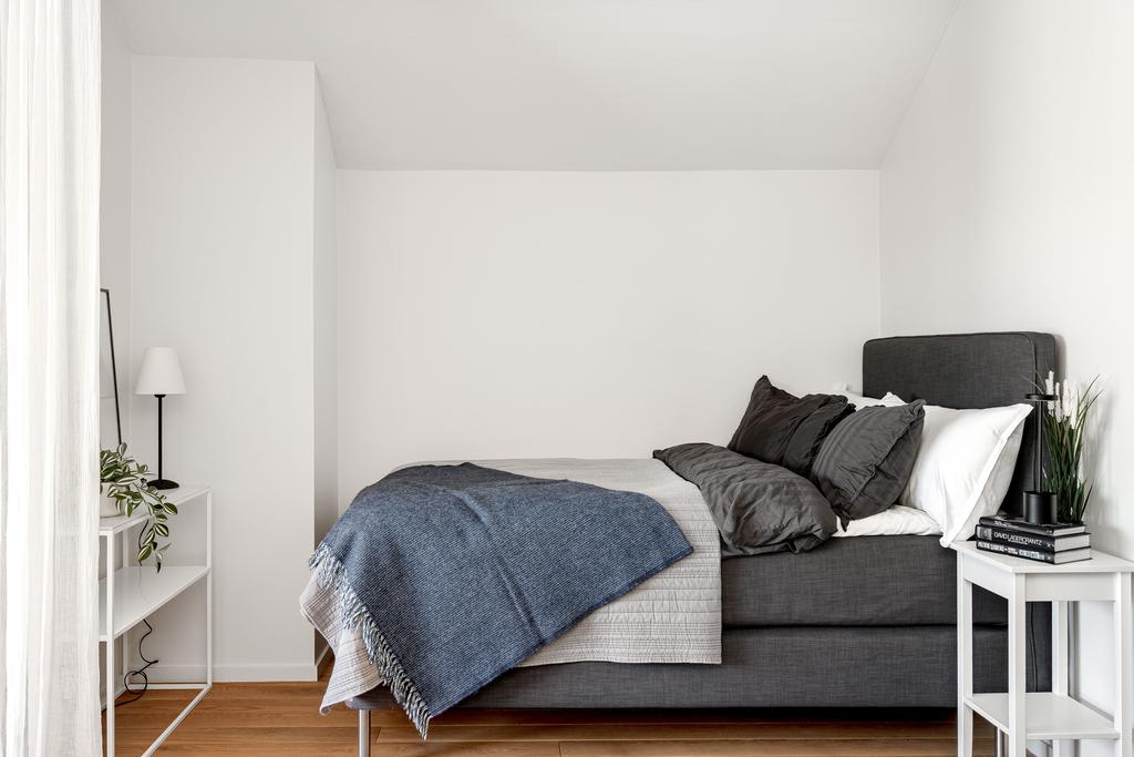 Sovalkov som kan skärmas av med draperi