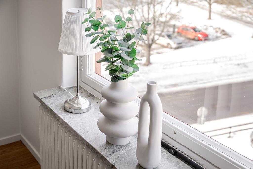 Vackra detaljer och material såsom fönsterbräden i sten