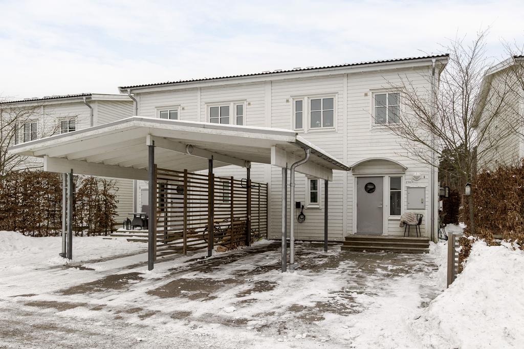 Trivsam framsida med uppfart och carport med billaddare intill entré i lugnt och barnvänligt kvarter.