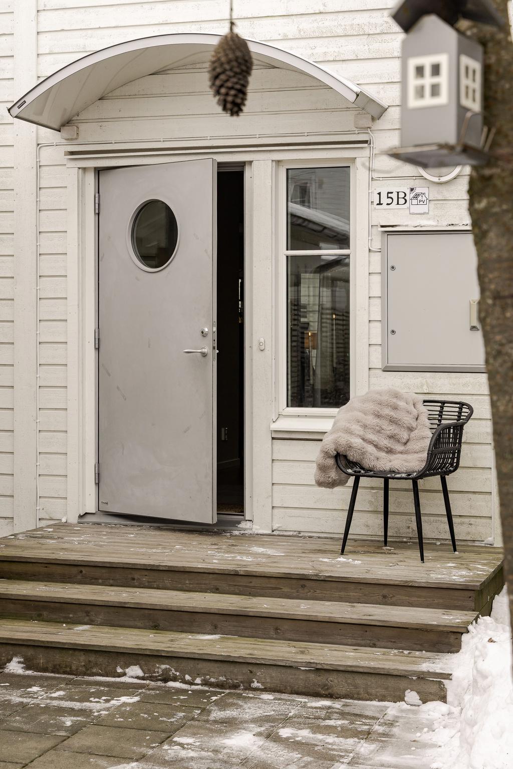 Välkomnande entré med skyddat läge.