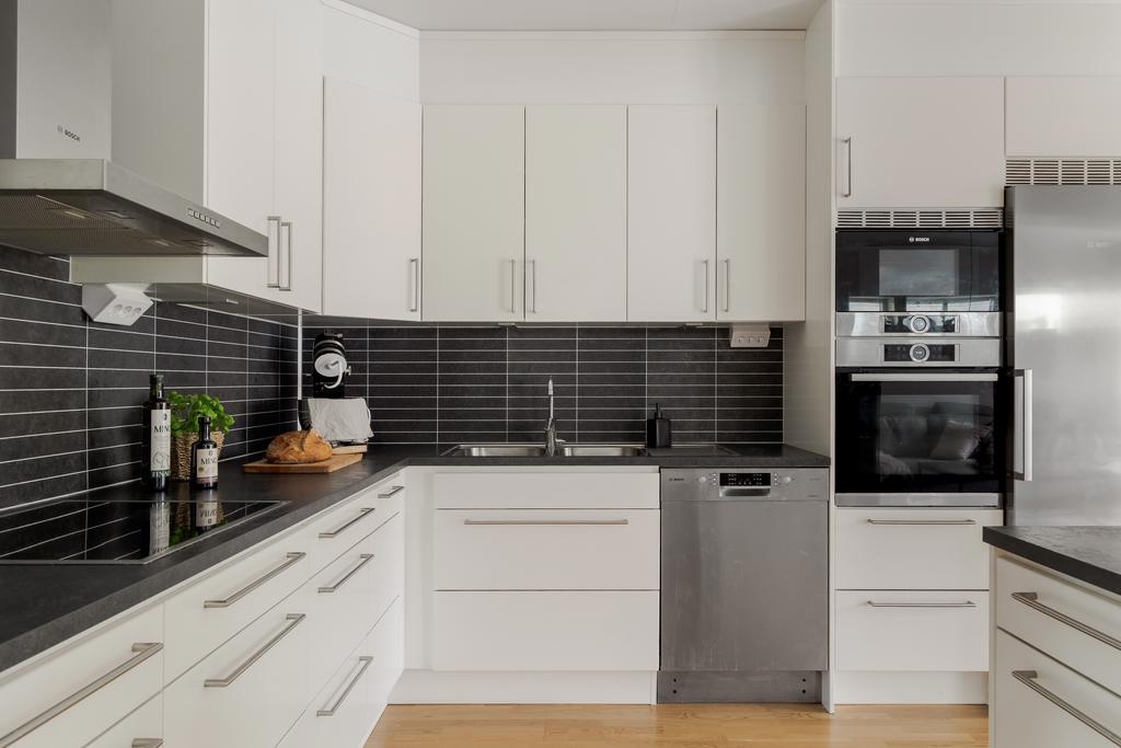 Välplanerat kök med gott om förvaring och full maskinell utrustning.