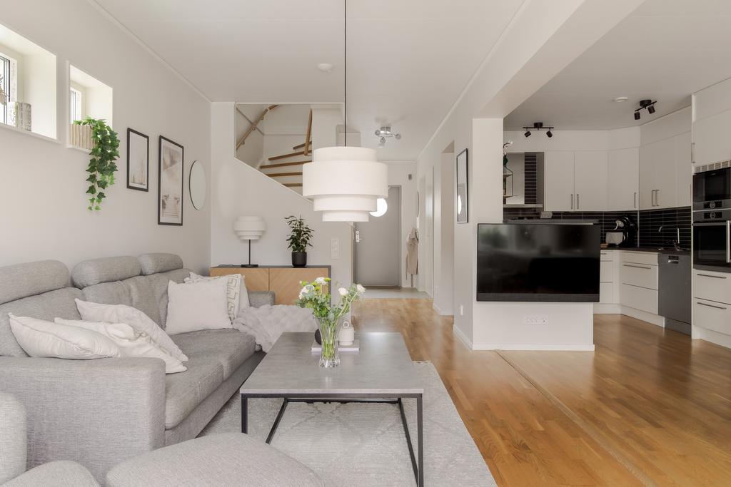 Öppen planlösning mellan kök och vardagsrum skapar en social helhet.