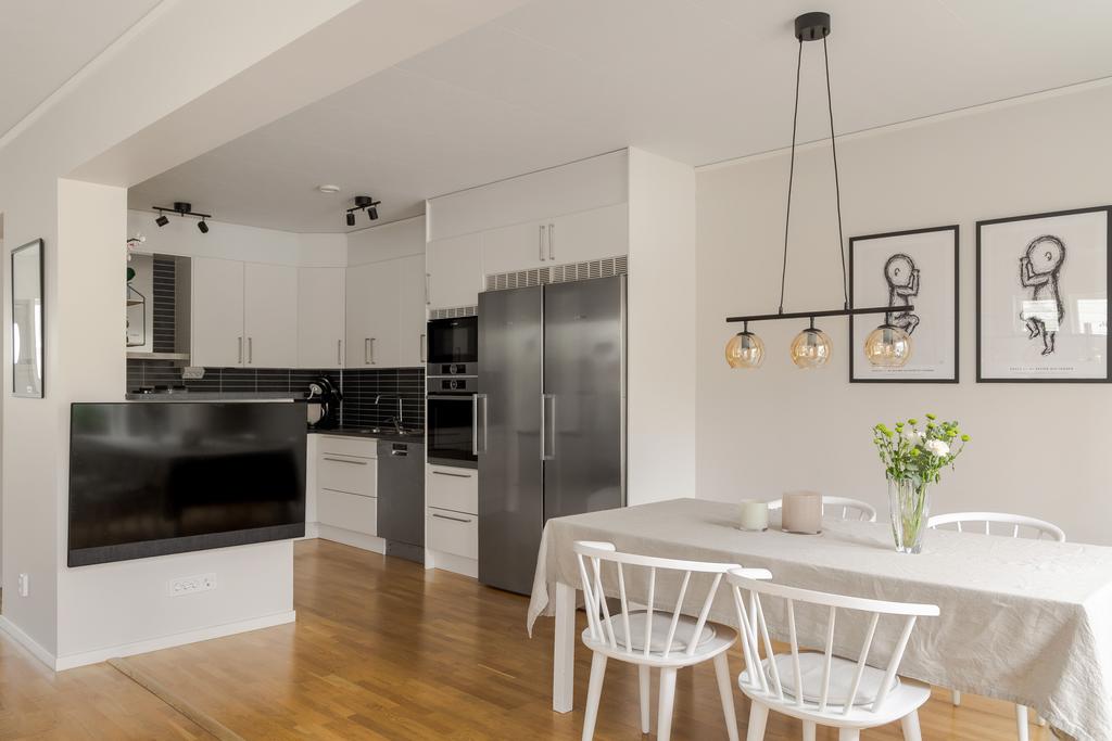 Matplats i anslutning till köket med plats för familj och gäster.