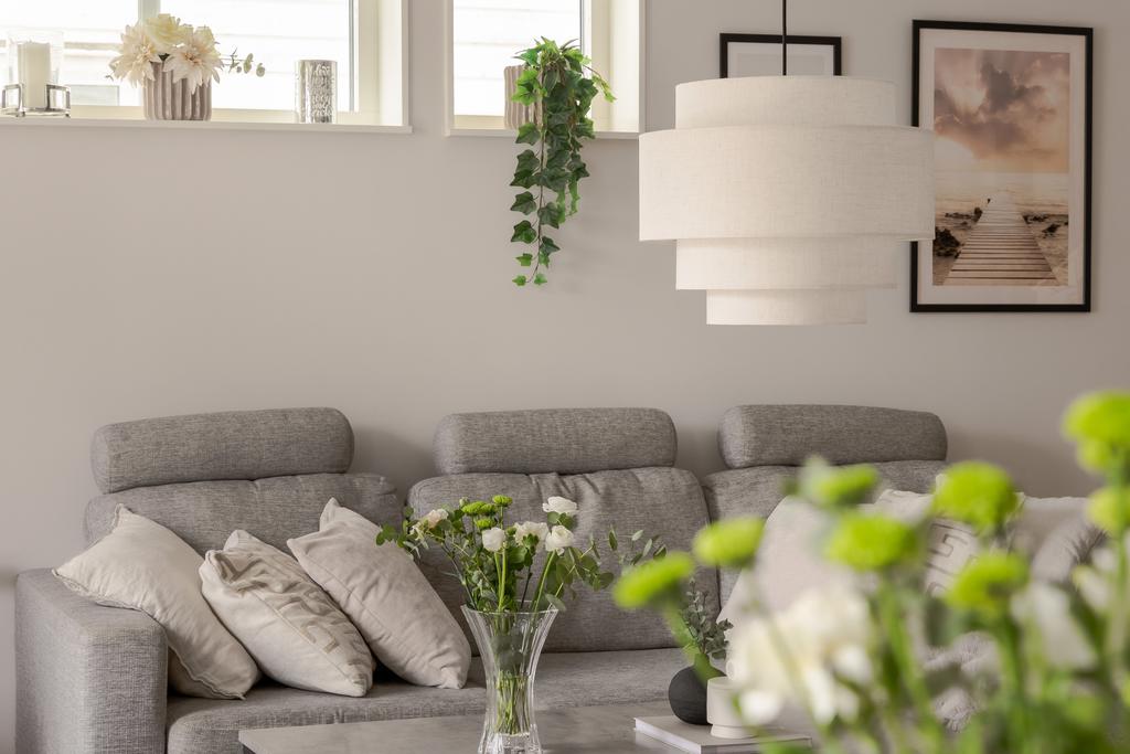 Ljust vardagsrum med generösa sällskapsytor.