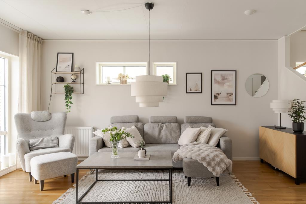 Vardagsrum med plats för större soffgrupp och utblick mot altanen.