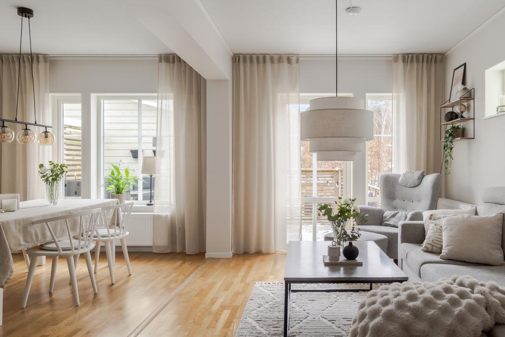 Sociala ytor med fint ljusflöde och utgång till baksidan.