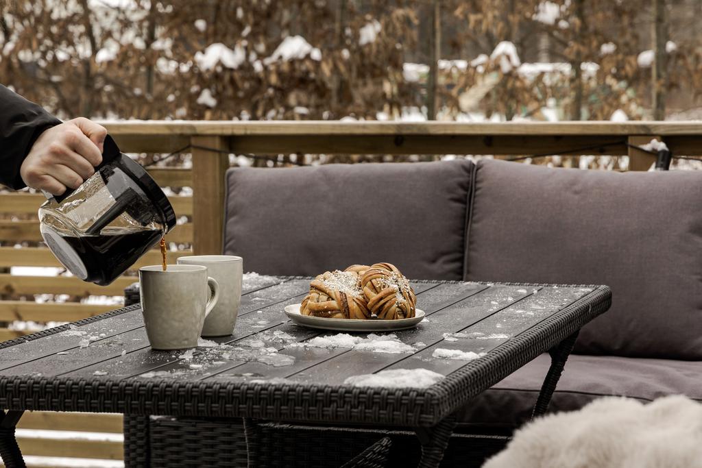 Plats för loungemöbler på den utbyggda altanen.