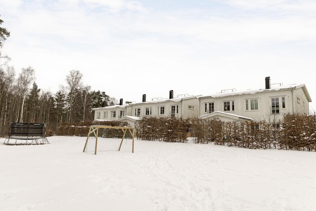 Grönområde bakom huset som skapar en luftig och trivsam miljö.