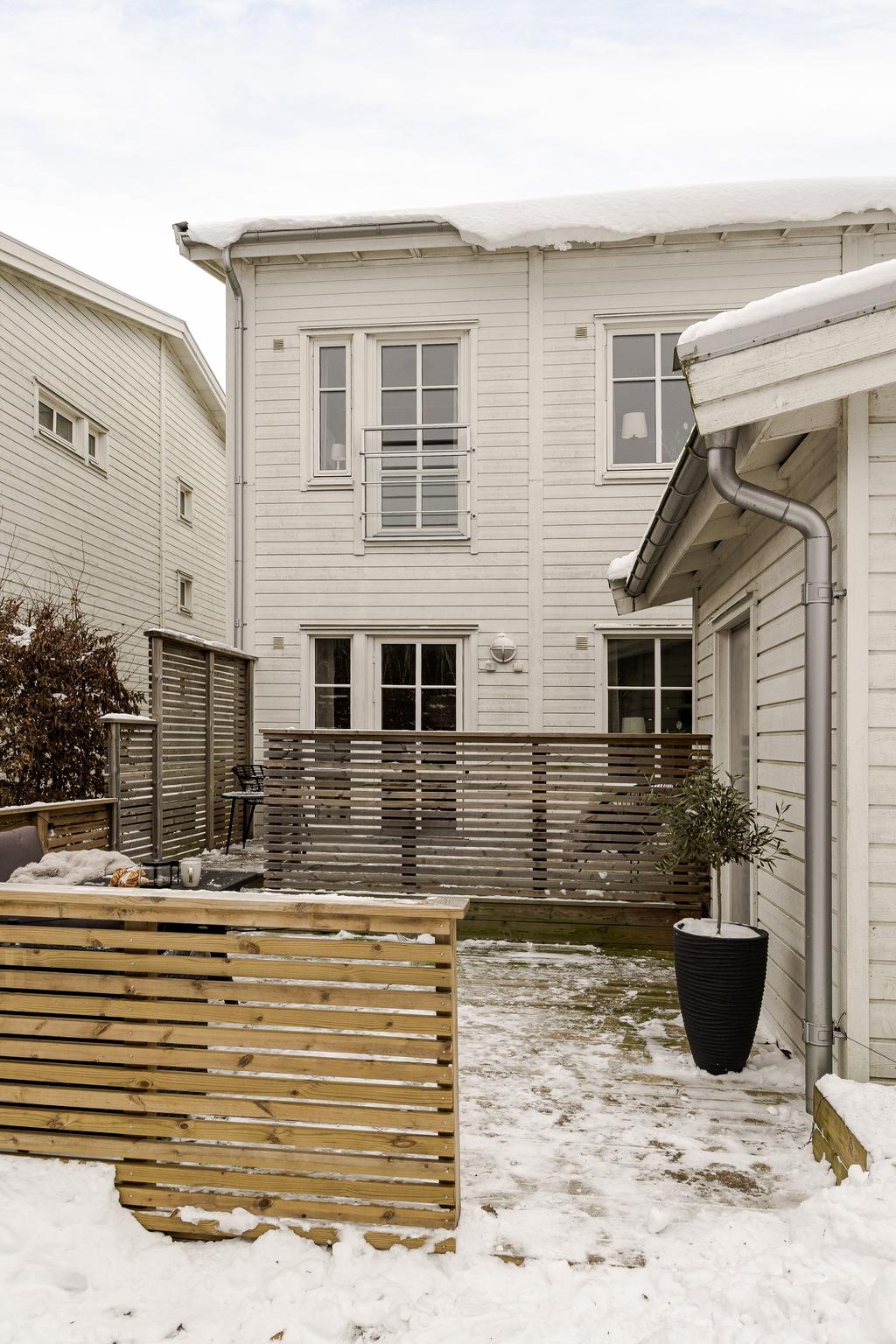 Baksida och fasad med altan i anslutning till vardagsrummet.