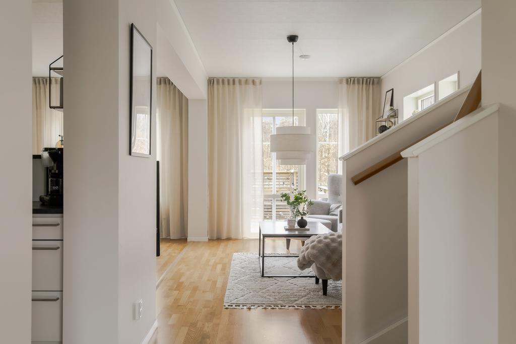 Vy från hallen mot vardagsrum och altan.