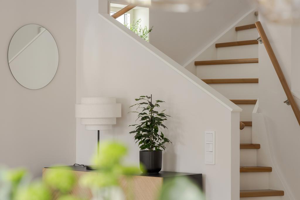 Trappa till övre plan med ljus färgsättning.