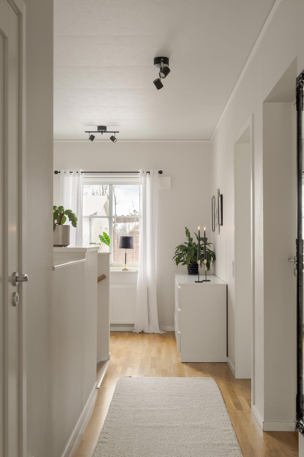 Trappa till övre plan med ljus färgsättning.