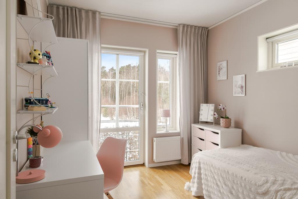 Sovrum med plats för säng, skrivbord och förvaring.