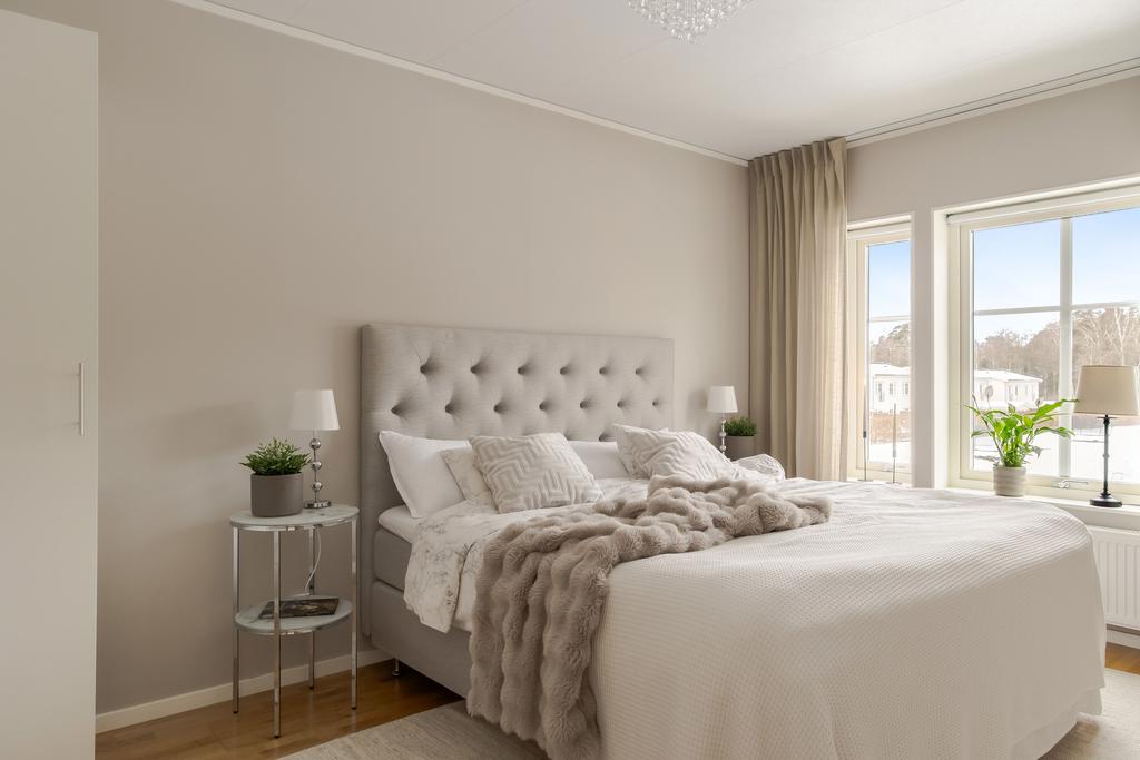 Rymligt sovrum med plats för dubbelsäng.