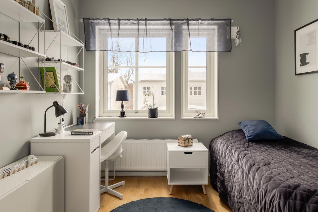 Sovrum som passar utmärkt som barnrum eller hemmakontor.