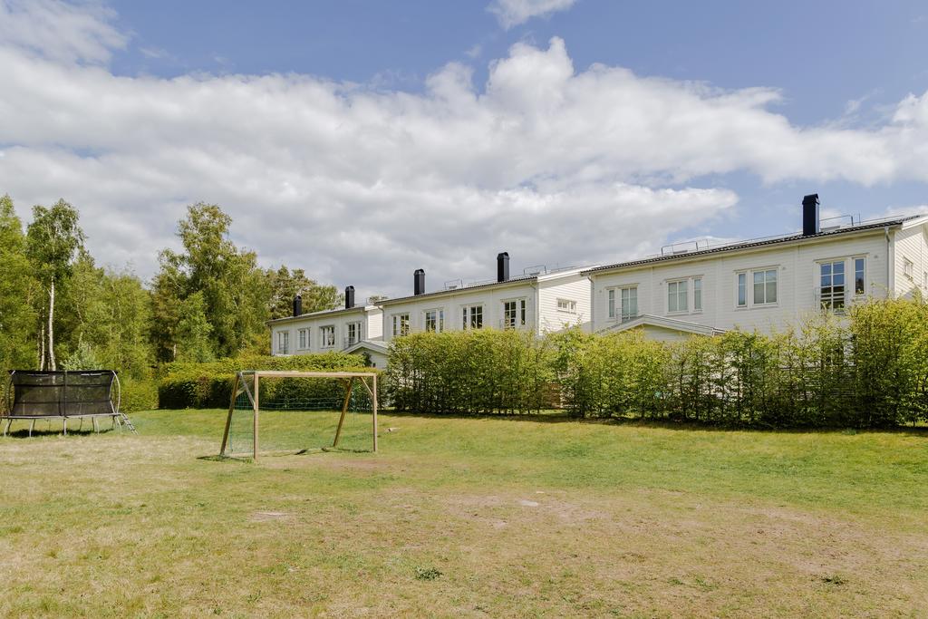 Grönområde bakom huset som skapar en luftig och trivsam miljö.