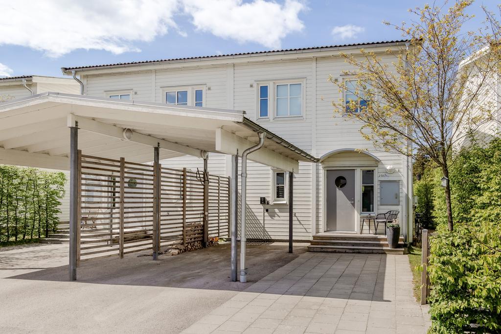 Välkomnande entré med skyddat läge.Trivsam framsida med uppfart och carport med billaddare intill entré i lugnt och barnvänligt kvarter.