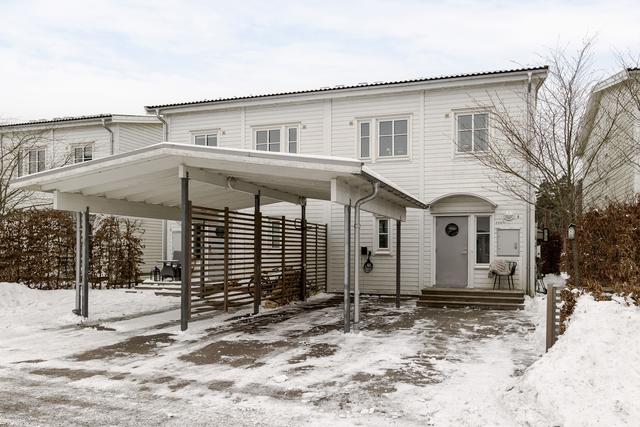 Trivsam framsida med uppfart och carport med billaddare intill entré i lugnt och barnvänligt kvarter.