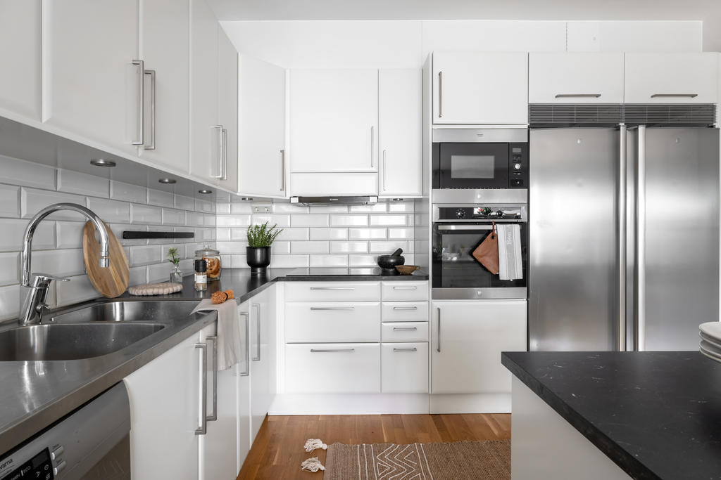 Välutrustat kök med köksö.