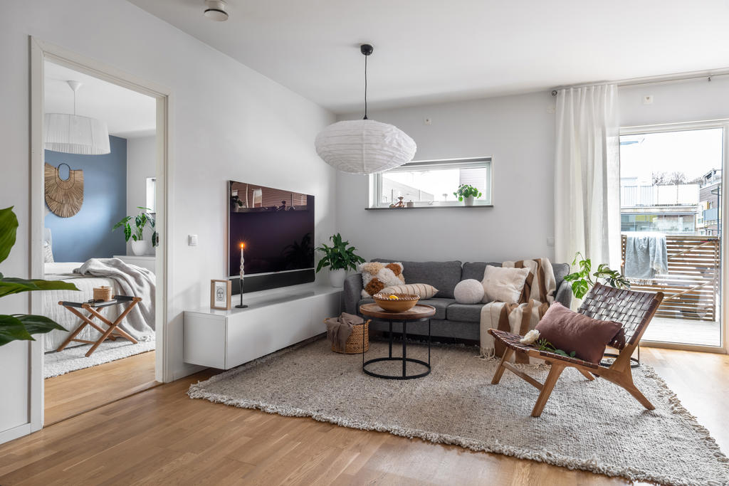 Vardagsrum med TV-hörna. 