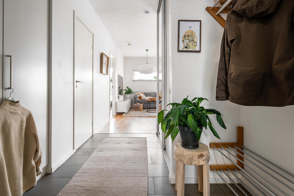 Hall med klinkergolv.