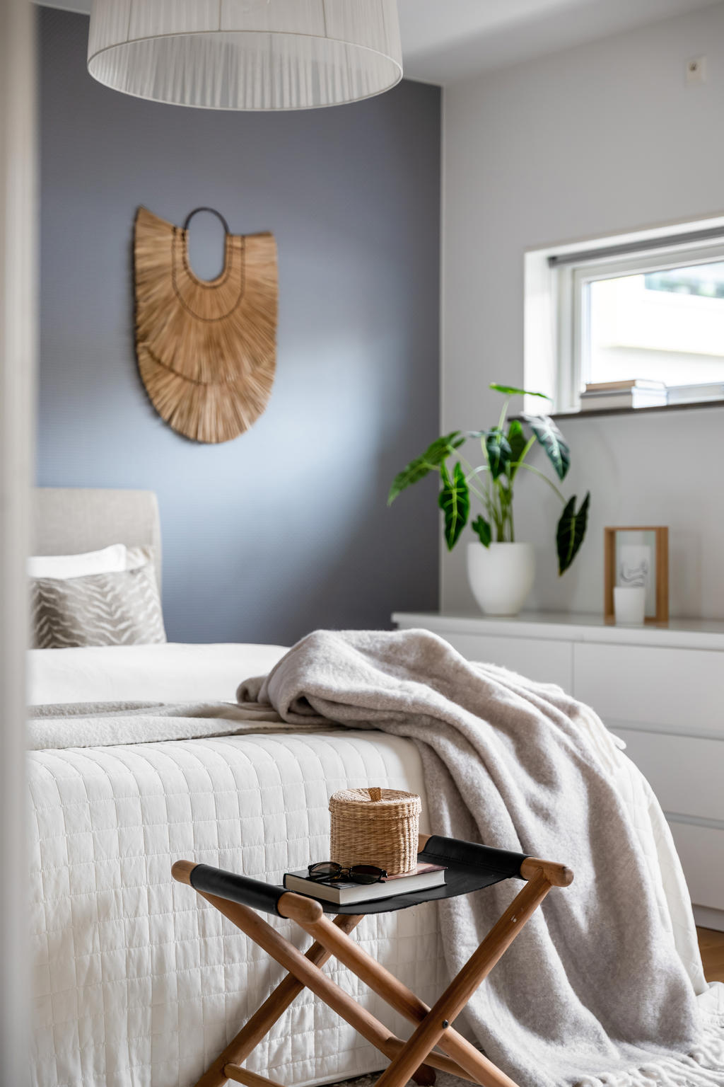 Sovrum m ed harmoniska färger.